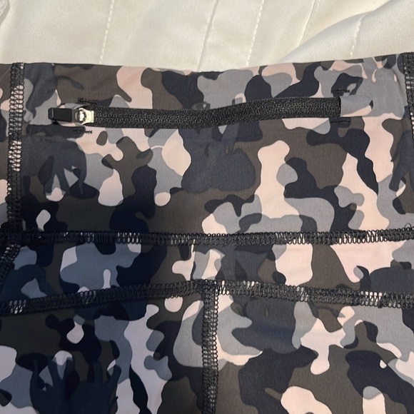 EUC Sweaty Betty 7/8 Zero Gravity Running legging Green Camo Print - Size XS - Picture 6 of 7